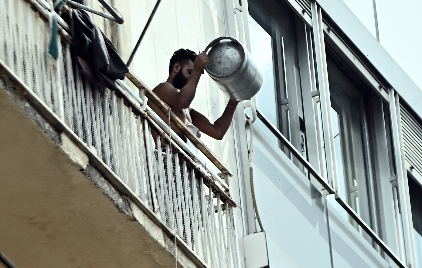 Μπήκε η ΕΚΑΜ στην πολυκατοικία στην Αχαρνών – Τα νεότερα στοιχεία για τον άνδρα που απειλεί να ανατινάξει φιάλη υγραερίου