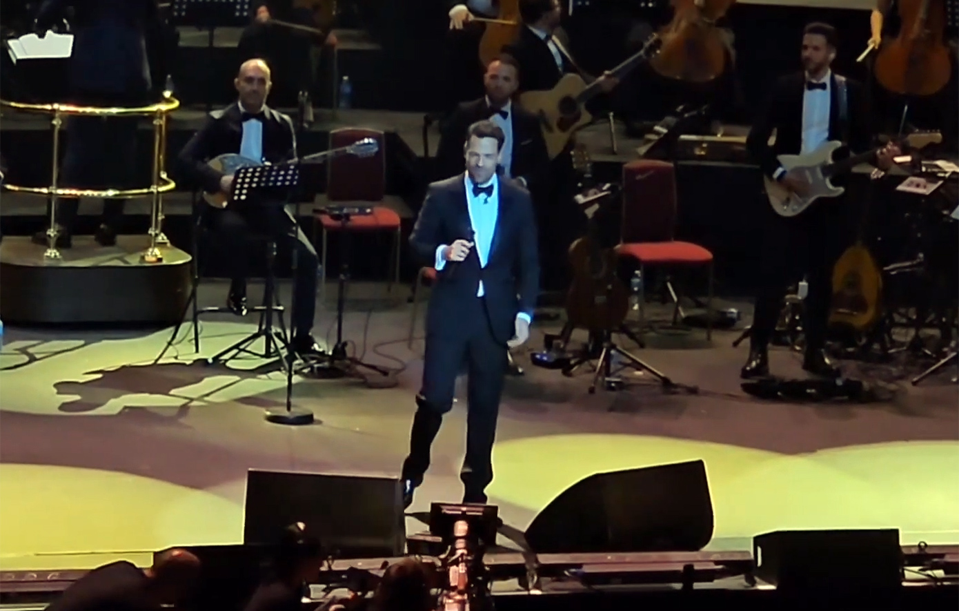 Ο Αργυρός τραγούδησε στο θρυλικό «Royal Albert Hall» του Λονδίνου – Η αναφορά στη σύντροφό του και τη Μαρινέλλα