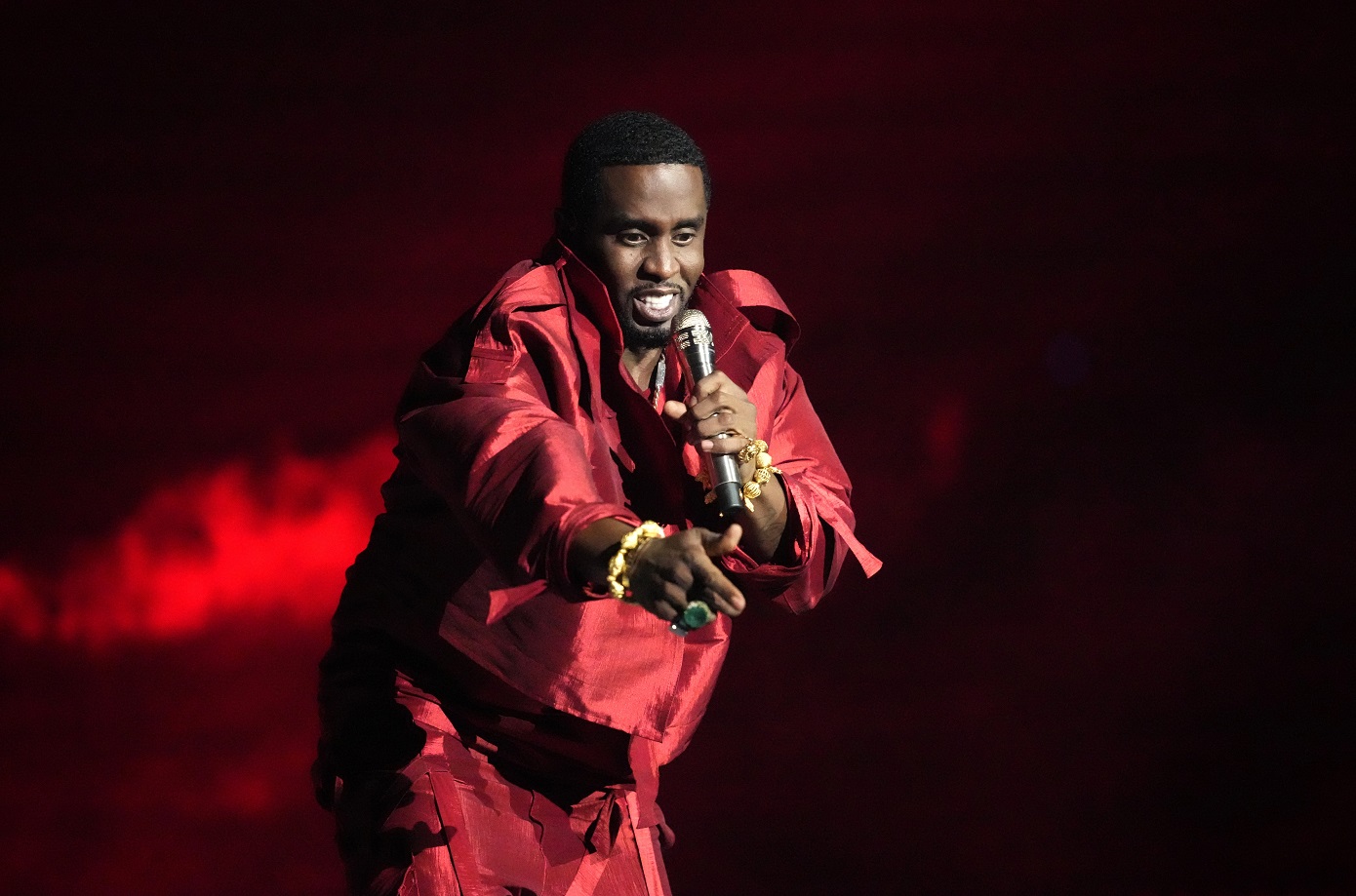 Ιερόδουλος «καίει» τον ράπερ «Diddy» – Συμμετείχαμε σε σεξουαλική πράξη και αυτός ενορχήστρωνε το σκηνικό πίσω από την κάμερα