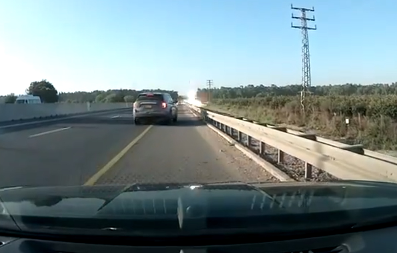 Ρουκέτα πέφτει σε αυτοκινητόδρομο του Ισραήλ – Δείτε το βίντεο