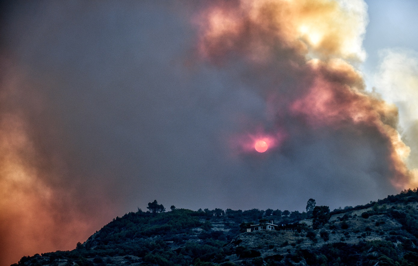 Φωτιά στο Ξυλόκαστρο: Πάνω από 32 χιλιόμετρα το πύρινο μέτωπο – Έκλεισε η Κορίνθου – Πατρών, στην περιοχή ο Κικίλιας