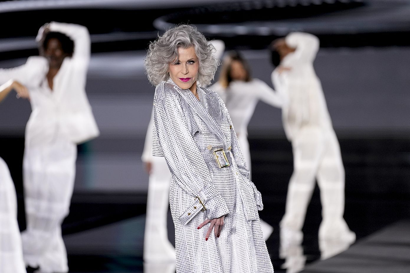 Η Jane Fonda περπάτησε στα 86 της χρόνια στο ντεφιλέ της L&#8217;Oréal σε μια επίδειξη που έγραψε ιστορία