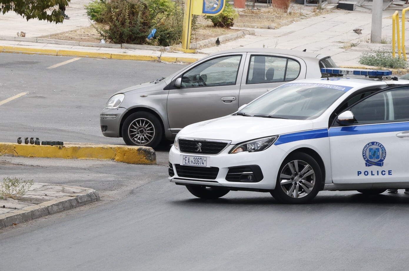 Ανθρωποκυνηγητό για τους άνδρες που πέταξαν το τσαντάκι με τις χειροβομβίδες στο Κερατσίνι – «Θέμα χρόνου η σύλληψη»