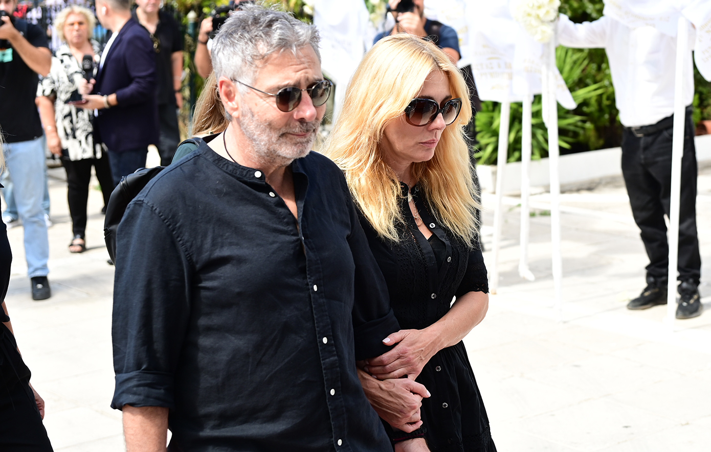 Συγκίνηση στην κηδεία του ηθοποιού, Ντίνου Καρύδη – «Στον μπαμπάκα μου. Η κόρη σου, Μπούμπα»