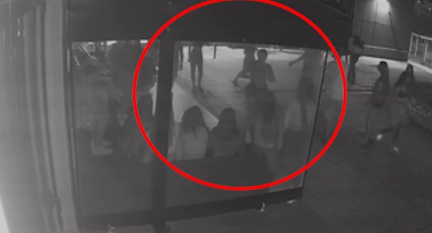 «Παρακολουθούσαν αμέτοχοι, χωρίς να συγκλονίζονται από αυτό που βλέπουν» – Το παρασκήνιο του ξυλοδαρμού της 14χρονης στη Γλυφάδα