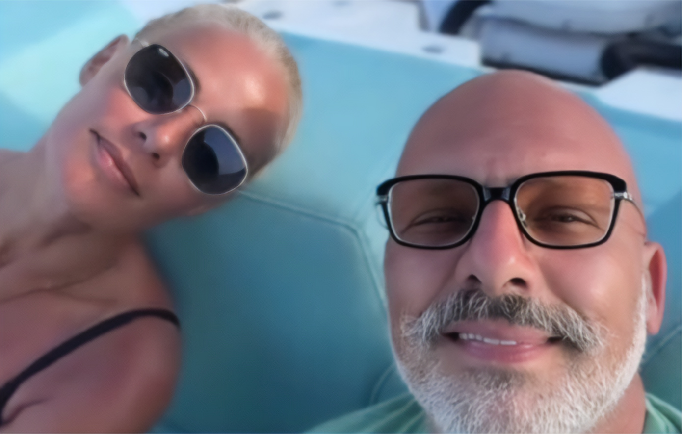 Η Ζέτα Μακρυπούλια αναπολεί το καλοκαίρι – Το βίντεο με τον Νίκο Μουτσινά και οι βουτιές στη θάλασσα