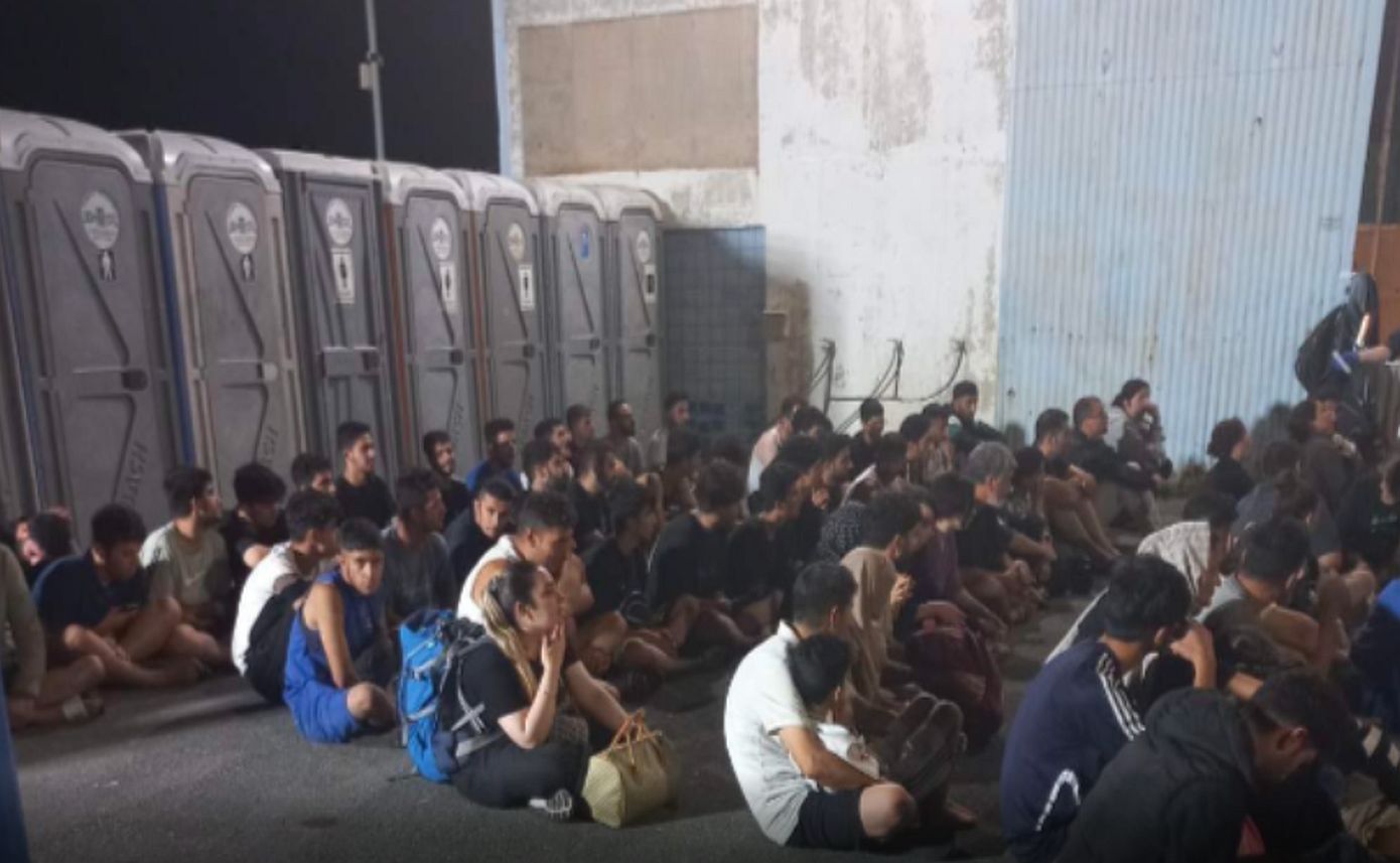 Διάσωση 66 μεταναστών και προσφύγων στην Κορώνη – Συνελήφθησαν τέσσερις διακινητές