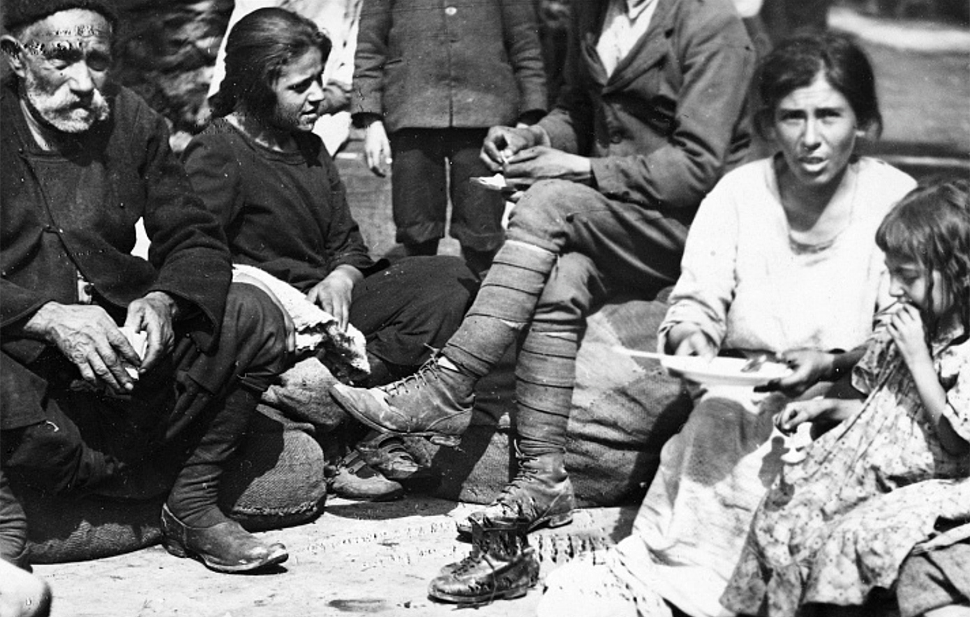 Η ρατσιστική αντιμετώπιση των προσφύγων της Μικράς Ασίας όταν έφθασαν στην Ελλάδα το 1922 Η ρατσιστική αντιμετώπιση των προσφύγων της Μικράς Ασίας όταν έφθασαν στην Ελλάδα το 1922