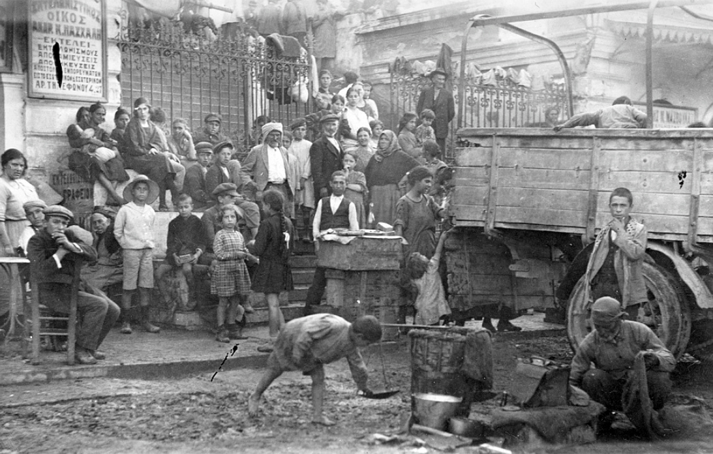 Η ρατσιστική αντιμετώπιση των προσφύγων της Μικράς Ασίας όταν έφθασαν στην Ελλάδα το 1922 Η ρατσιστική αντιμετώπιση των προσφύγων της Μικράς Ασίας όταν έφθασαν στην Ελλάδα το 1922