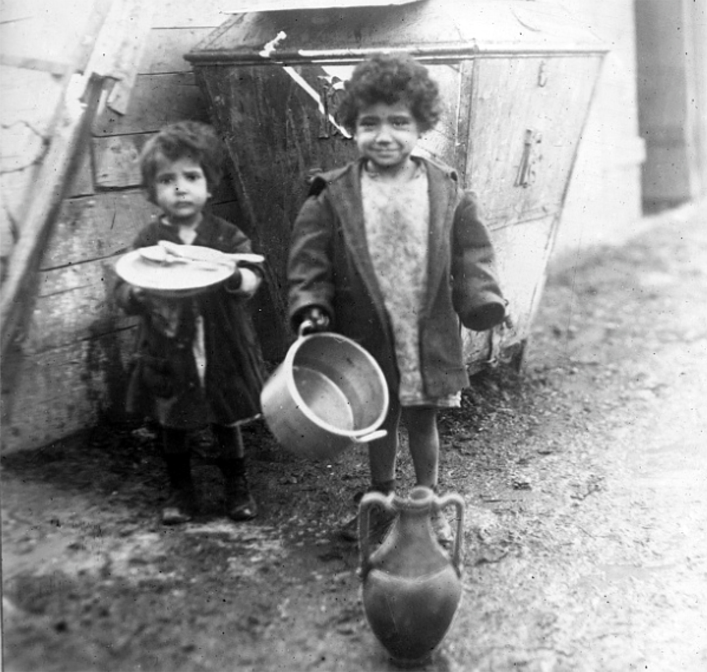 Η ρατσιστική αντιμετώπιση των προσφύγων της Μικράς Ασίας όταν έφθασαν στην Ελλάδα το 1922 Η ρατσιστική αντιμετώπιση των προσφύγων της Μικράς Ασίας όταν έφθασαν στην Ελλάδα το 1922