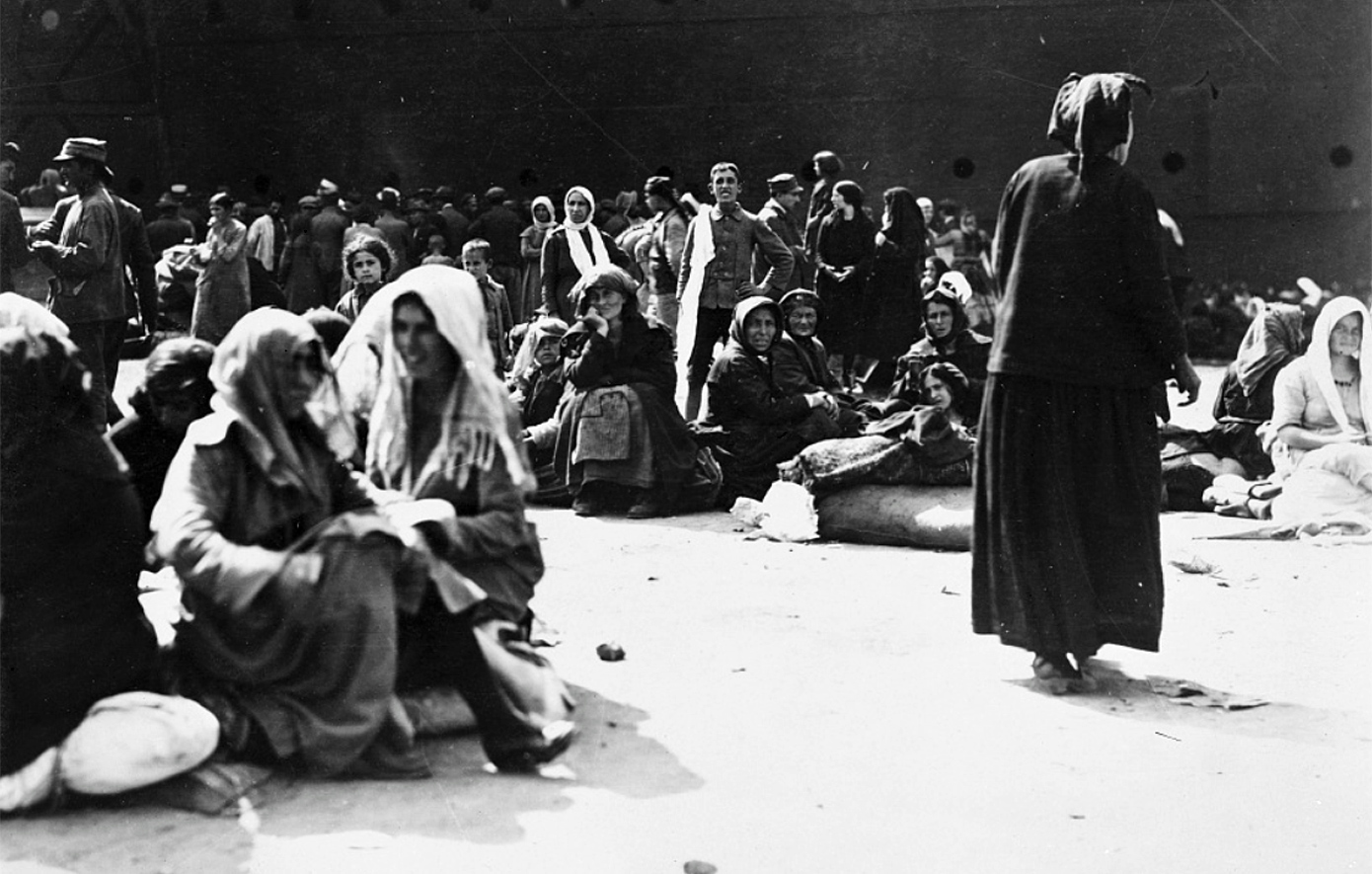 Η ρατσιστική αντιμετώπιση των προσφύγων της Μικράς Ασίας όταν έφθασαν στην Ελλάδα το 1922 Η ρατσιστική αντιμετώπιση των προσφύγων της Μικράς Ασίας όταν έφθασαν στην Ελλάδα το 1922