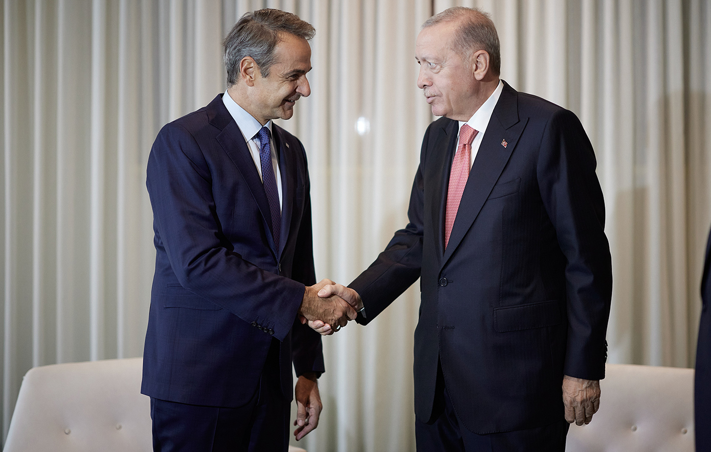 Πώς οι εξελίξεις σε Κρήτη, Αιγαίο και Μέση Ανατολή πιέζουν τον Ερντογάν ενόψει της συνάντησης με Μητσοτάκη
