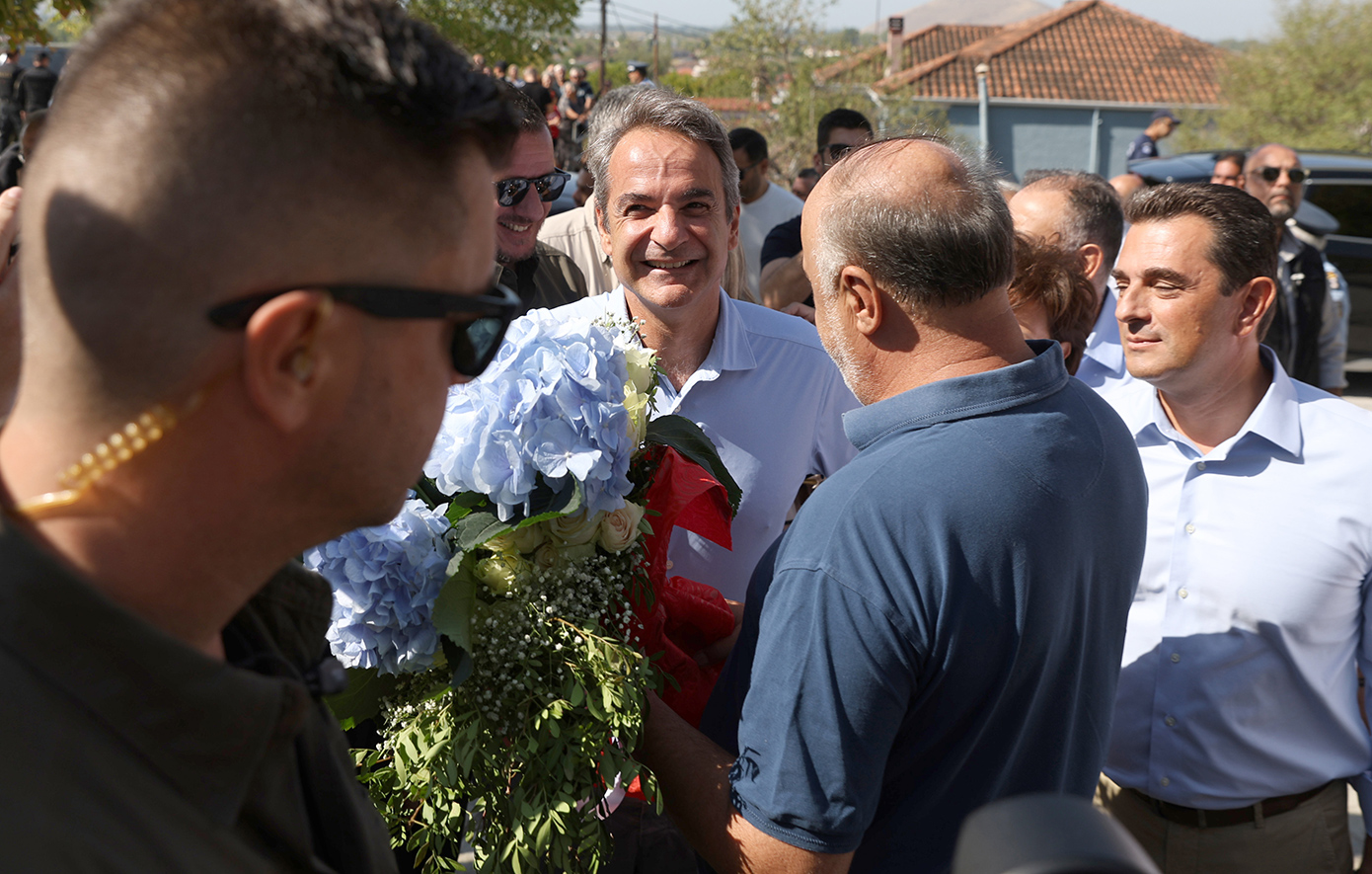 Στη Θεσσαλία ο Μητσοτάκης &#8211; Η επίσκεψη στο νέο γραφείο Κτηματογράφησης και η περιοδεία στις πληγείσες περιοχές