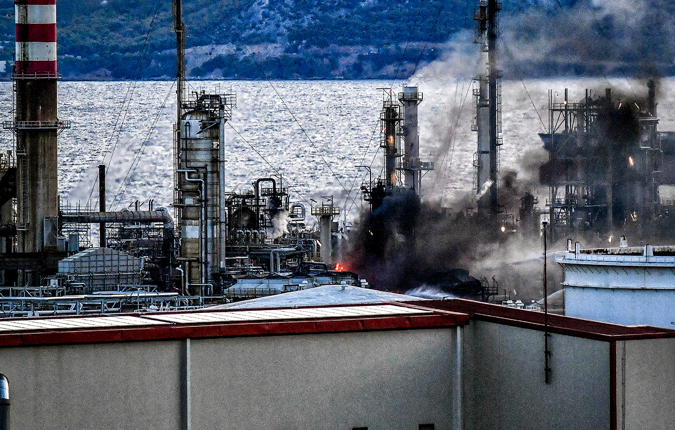 Καλύτερη η εικόνα της φωτιάς στις εγκαταστάσεις της Motor Oil – Αποκαταστάθηκε η κίνηση στην παλιά εθνική οδό Αθηνών-Κορίνθου