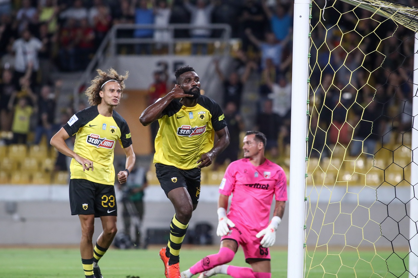 Πάτησε κορυφή η ΑΕΚ που επικράτησε 2-0 του Βόλου – Ντεμπούτο με γκολ για τον Πιερό