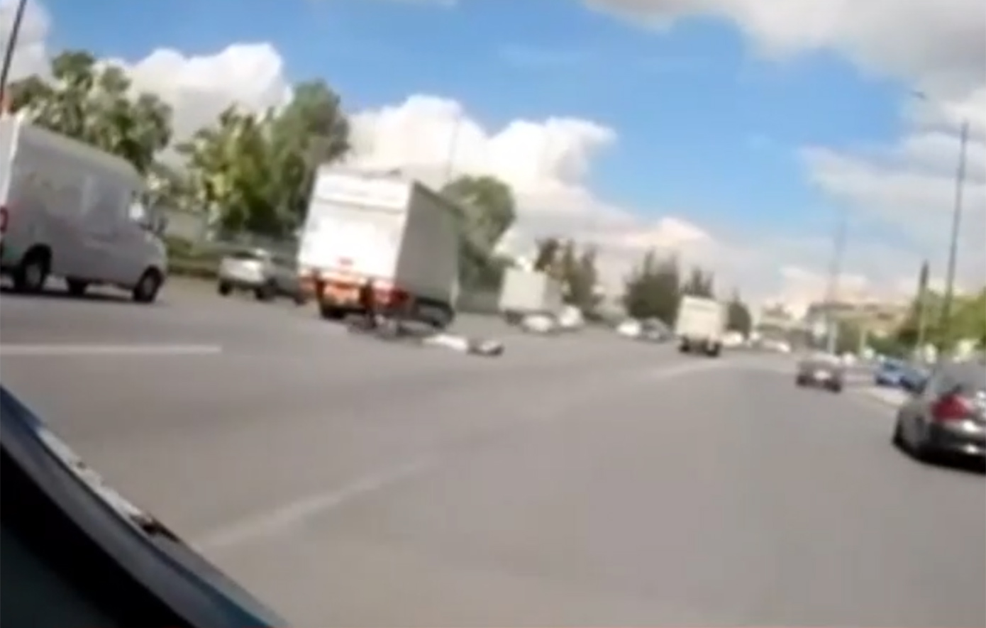 Σοκαριστικό βίντεο από τροχαίο ατύχημα στον Κηφισό – Μηχανή «κόλλησε» πάνω σε φορτηγό και ο αναβάτης έπεσε στον δρόμο