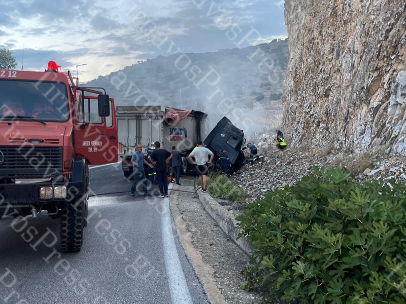Θανατηφόρο τροχαίο στην εθνική Λάρισας – Κοζάνης: Νταλίκα έπεσε σε βράχο και τυλίχτηκε στις φλόγες – Νεκρός ο οδηγός