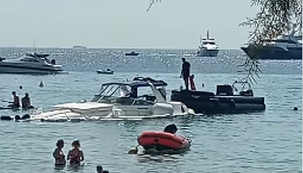 Σκάφος βυθιζόταν δίπλα σε λουόμενους στη Βουλιαγμένη – Δείτε βίντεο