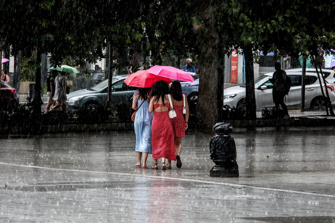 Η κακοκαιρία χτυπά από σήμερα με καταιγίδες και πτώση της θερμοκρασίας – Που θα βρέξει
