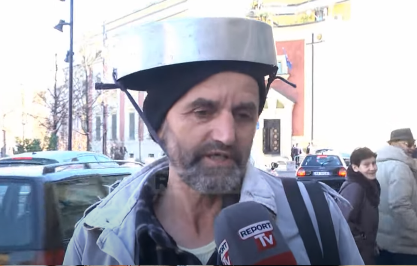Ποιος είναι ο Αλβανός διαδηλωτής που πέταξε γιαούρτια στον Μπελέρη – «Αν ανήκε σε κόμμα, θα έβγαινε πρώτος»