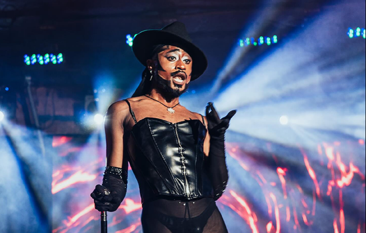 Drag queen έκανε σε παιδιά αναγκαστικό μάθημα για τον σεξουαλικό προσανατολισμό &#8211; Δάσκαλοι ζητούσαν τα social media της