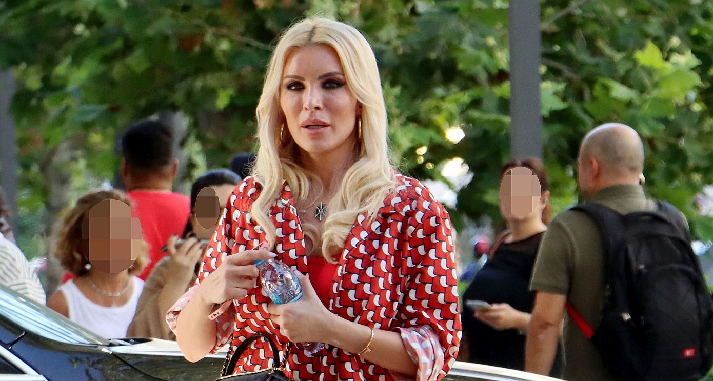 Η Κατερίνα Καινούργιου επέλεξε ένα twin set με την υπογραφή της σχεδιάστριας Nadia Rapti