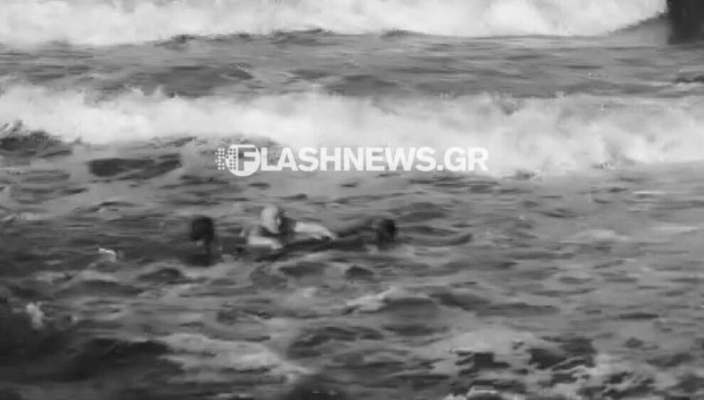 Καρέ – καρέ οι δραματικές στιγμές διάσωσης ενός λουόμενου από σέρφερ στα Χανιά
