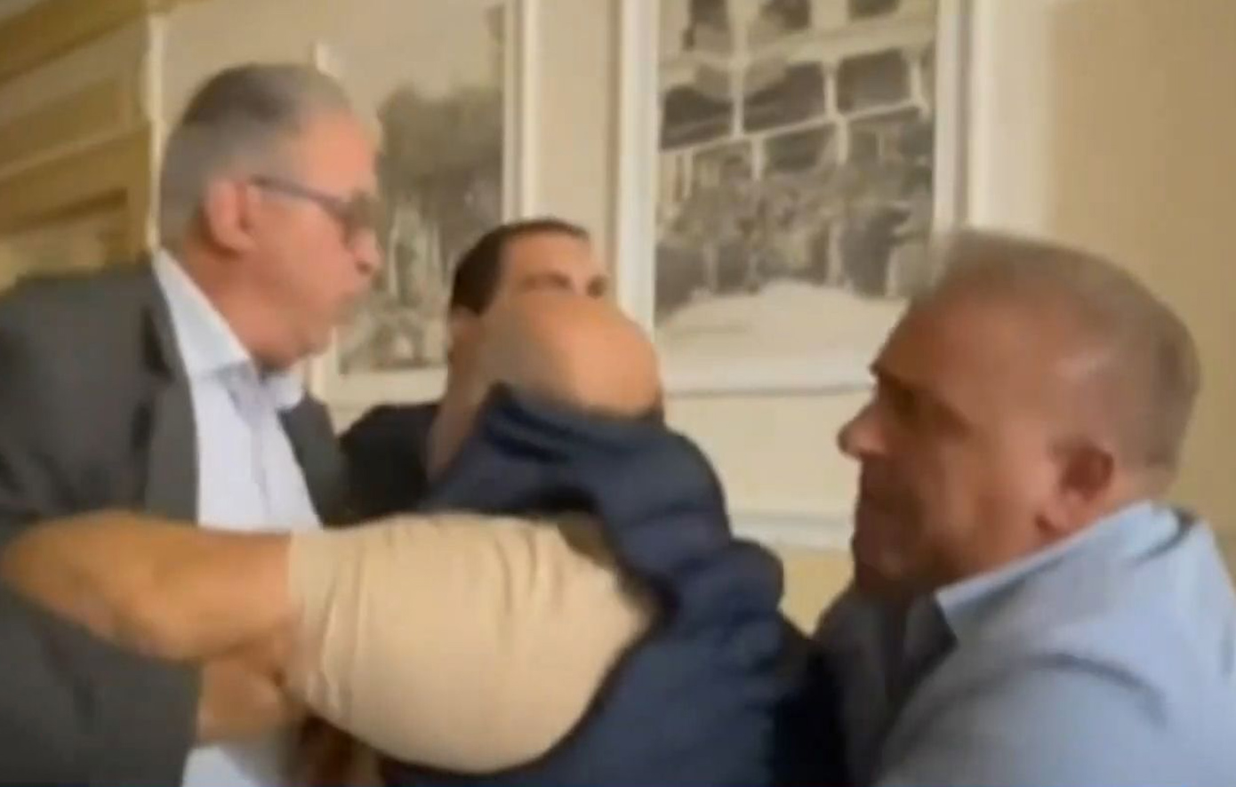Σε ρινγκ μετατράπηκε το δημοτικό συμβούλιο στις Σέρρες – Πιάστηκαν στα χέρια αντιδήμαρχοι