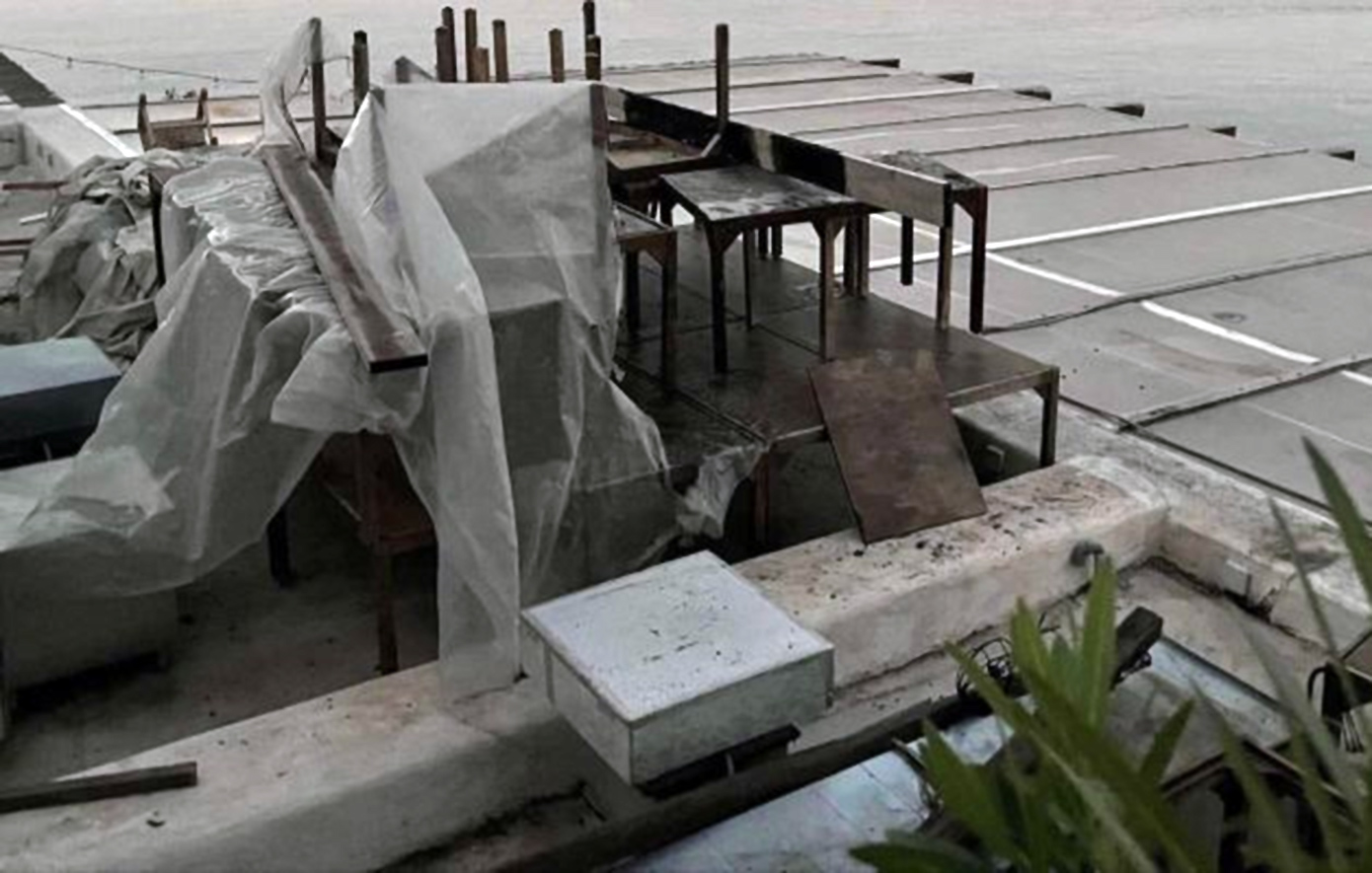 Στις φλόγες λόγω εμπρησμού πολύ γνωστό εστιατόριο στη Βουλιαγμένη – Βρέθηκαν μπουκάλια με εύφλεκτο υγρό και προσανάμματα
