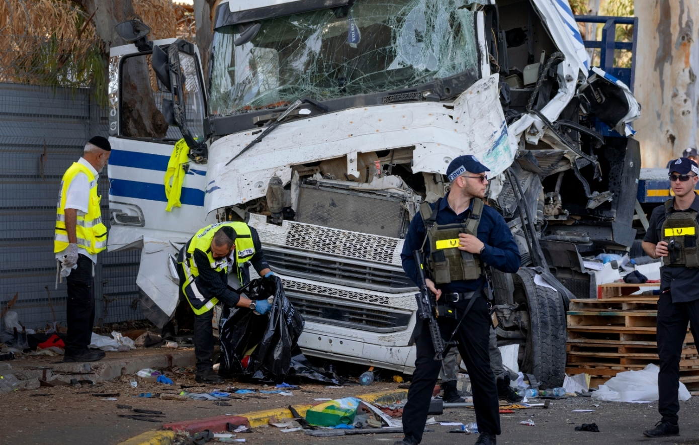 Ισραήλ: Ένας νεκρός, πάνω από 30 τραυματίες – «Εξουδετερώθηκε» ο οδηγός του φορτηγού που έπεσε σε στάση λεωφορείου
