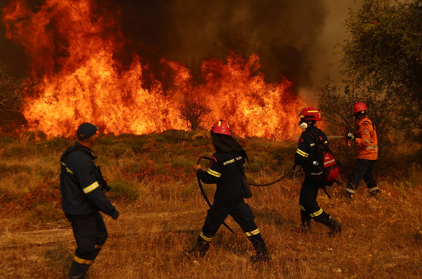 Συνεχίζεται η μάχη με τις διάσπαρτες εστίες στην πυρκαγιά στο Ξυλόκαστρο – Τρίτο συνεχόμενο βράδυ