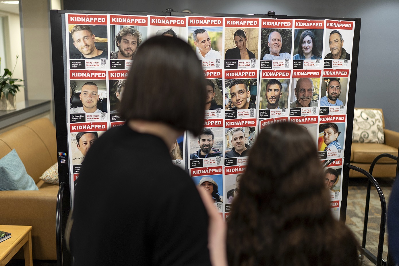 Στην Ντόχα ο αρχηγός της Μοσάντ για συνομιλίες σχετικά με την απελευθέρωση των ομήρων – Έκκληση για συμφωνία από τους συγγενείς
