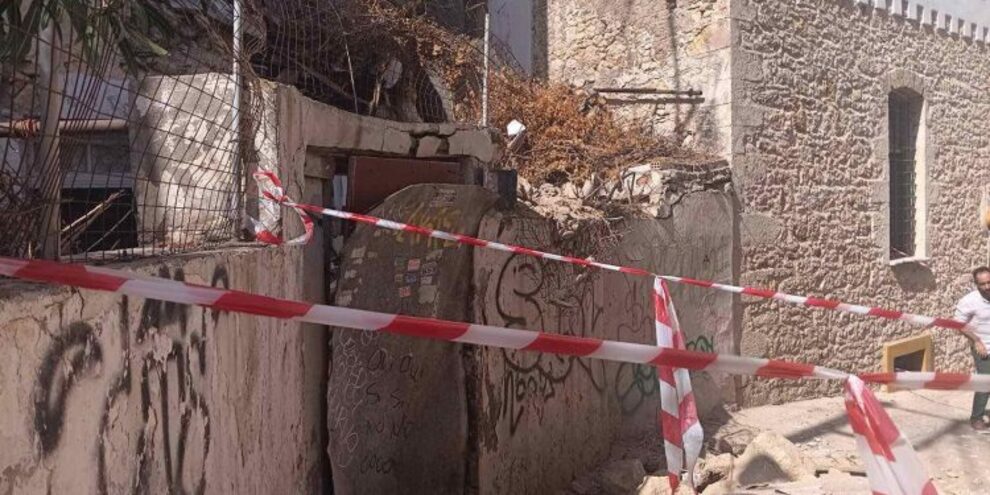 Συναγερμός στο Ηράκλειο Κρήτης – Κατέρρευσε τμήμα παλαιού κτίσματος στο κέντρο της πόλης