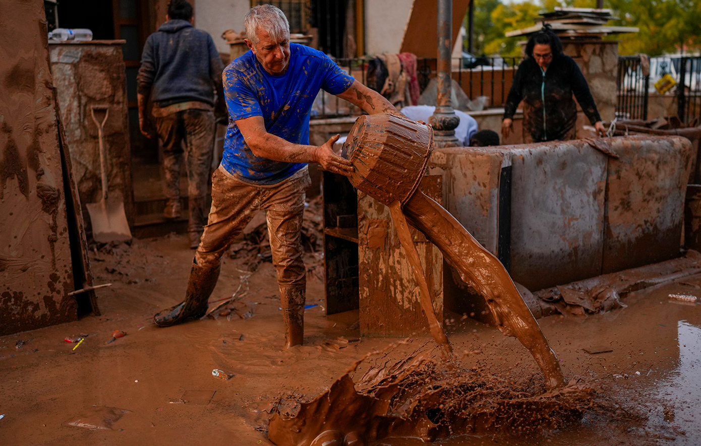 Πένθος και οργή στην Ισπανία μετά τους 95 νεκρούς από τις αστραπιαίες πλημμύρες Πένθος και οργή στην Ισπανία μετά τους 95 νεκρούς από τις αστραπιαίες πλημμύρες