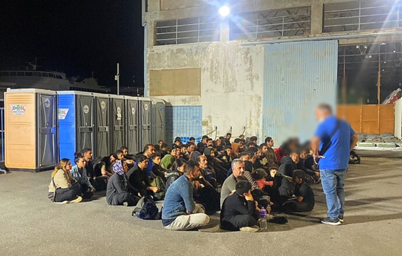 81 πρόσφυγες και μετανάστες έφτασαν στο λιμάνι της Καλαμάτας – Επέβαιναν σε ιστιοπλοϊκό που έμεινε ακυβέρνητο