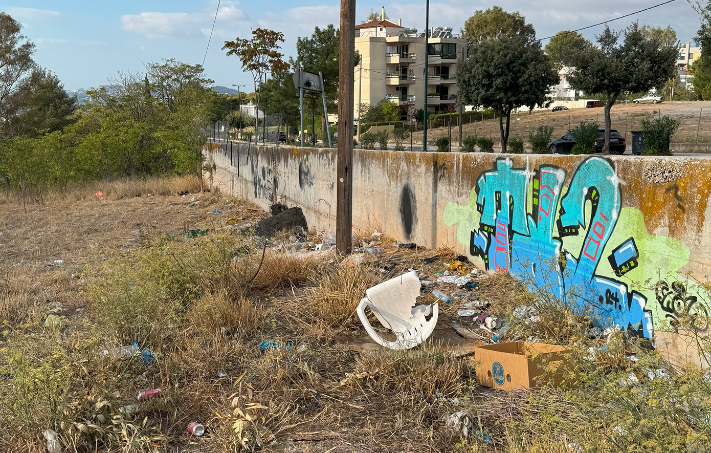 Κηφισιά: Οικόπεδο δίπλα στο άλσος Συγγρού έχει μετατραπεί σε σκουπιδότοπο και αποτελεί εστία μόλυνσης