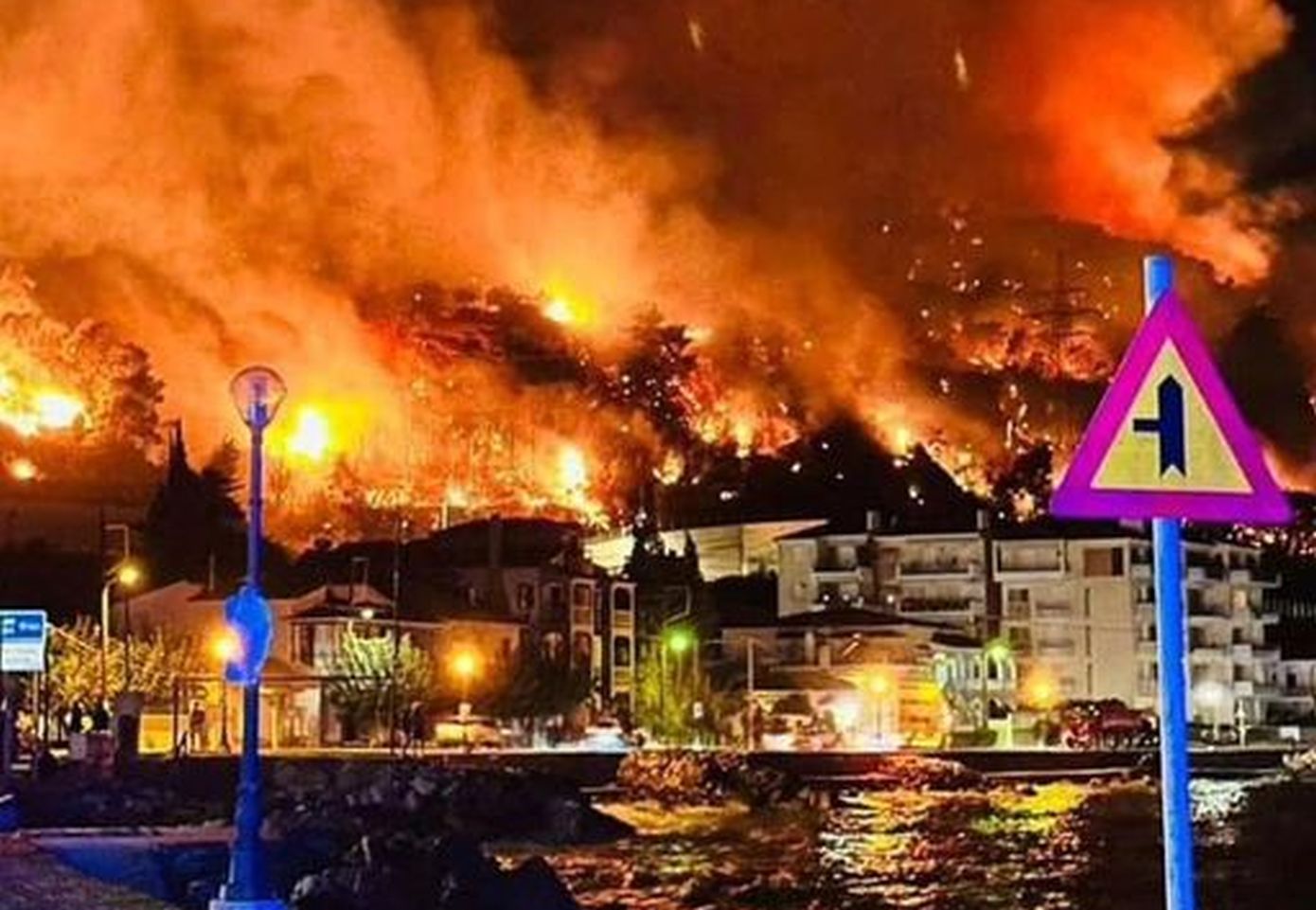Φωτιά στο Ξυλόκαστρο: Μάχη σε πολλαπλές διάσπαρτες εστίες, απόκοσμη εικόνα από τη Λυγιά – Κλειστή η Αθηνών-Πατρών