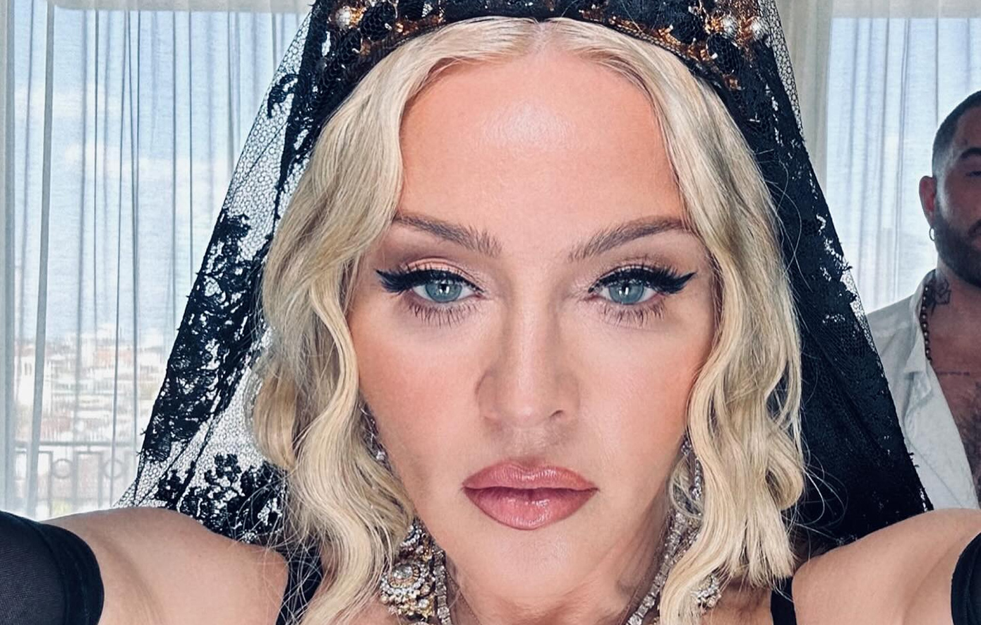 Η Μαντόνα τρώει γυμνή στο Instagram – Δείτε τις φωτογραφίες της