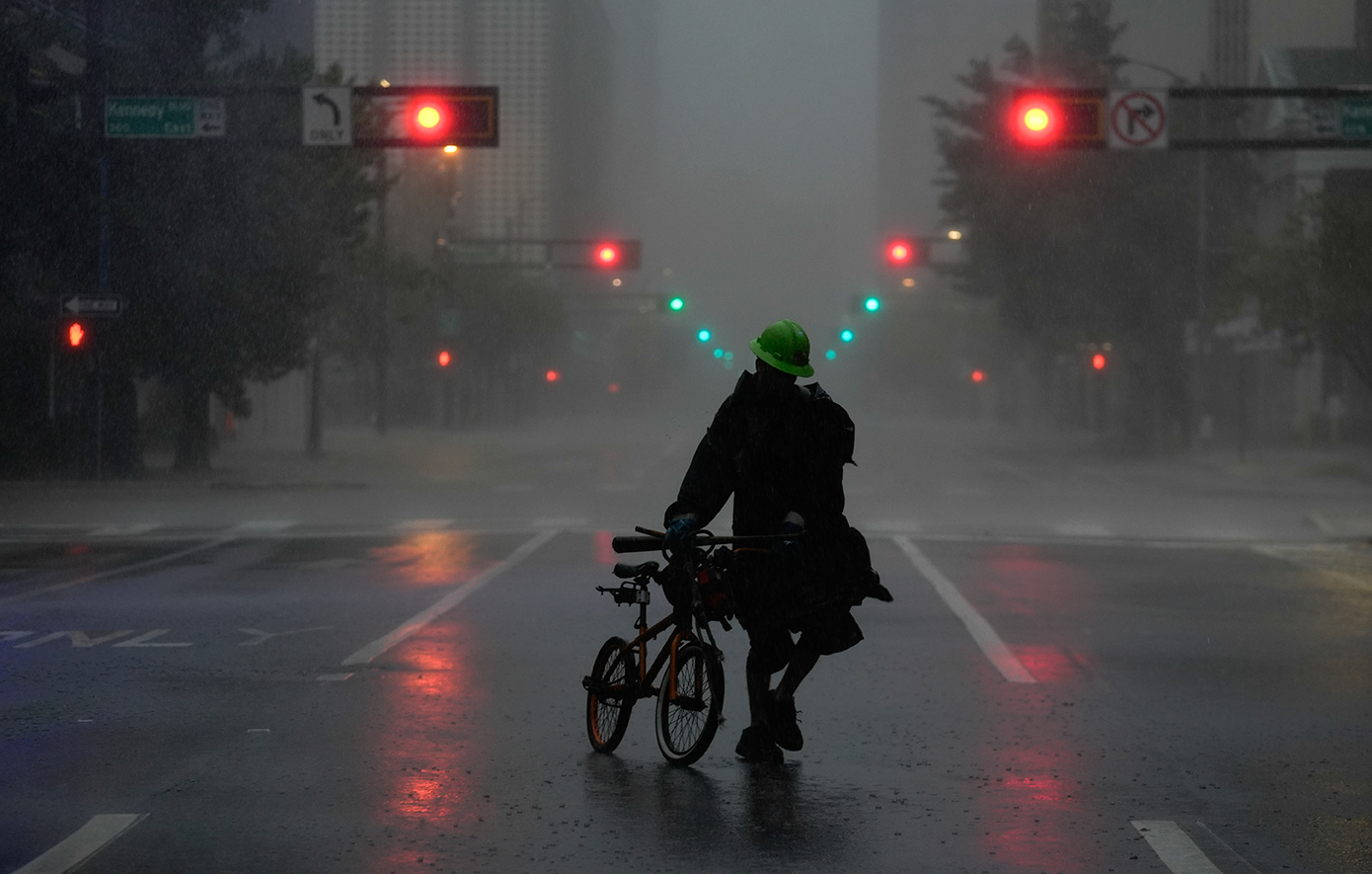 Στο έλεος του κυκλώνα Μίλτον η Φλόριντα, πληροφορίες για πολλούς νεκρούς Στο έλεος του κυκλώνα Μίλτον η Φλόριντα, πληροφορίες για πολλούς νεκρούς
