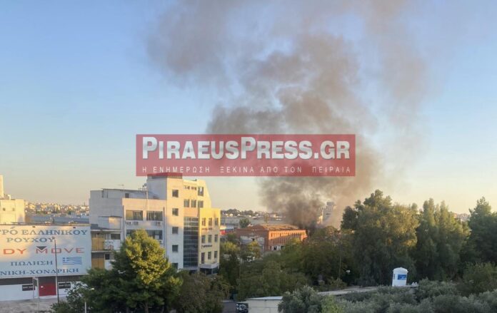 Υπό μερικό έλεγχο η φωτιά σε εγκαταλελειμμένο κτήριο δίπλα στο Κρατικό της Νίκαιας – Φωτογραφίες και βίντεο