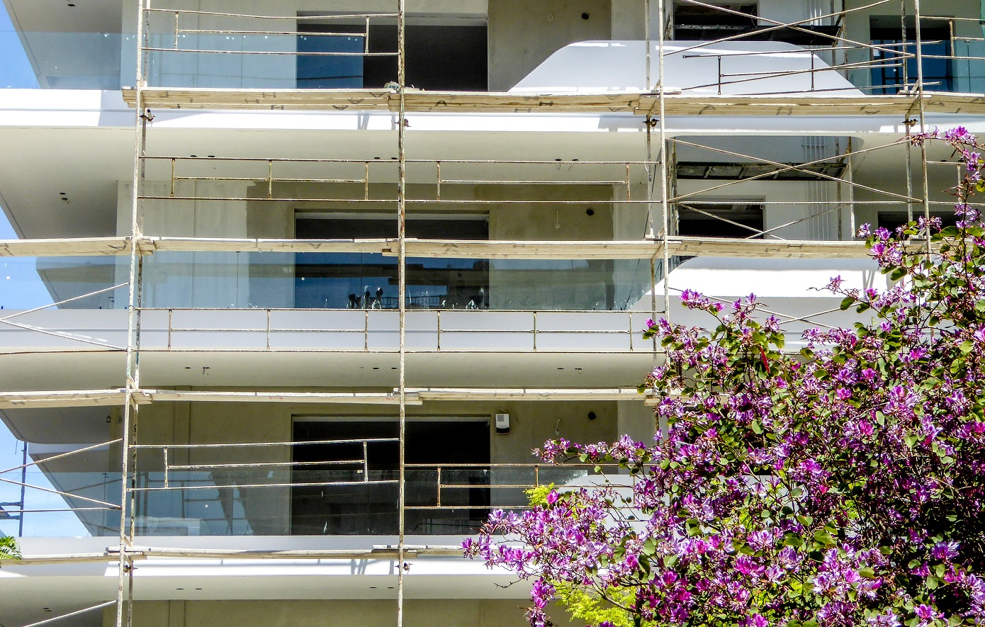 Ξέπλυμα 100 εκατ. ευρώ με βιτρίνα εργολαβίες – Τι αποκάλυψε το πόρισμα-φωτιά
