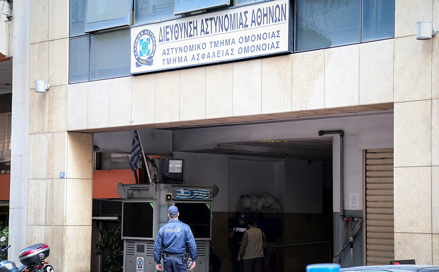 Έκλεψαν κατασχεμένα οχήματα έξω από το αστυνομικό τμήμα Ομόνοιας – Πρόστιμα από τον διοικητή στους φρουρούς