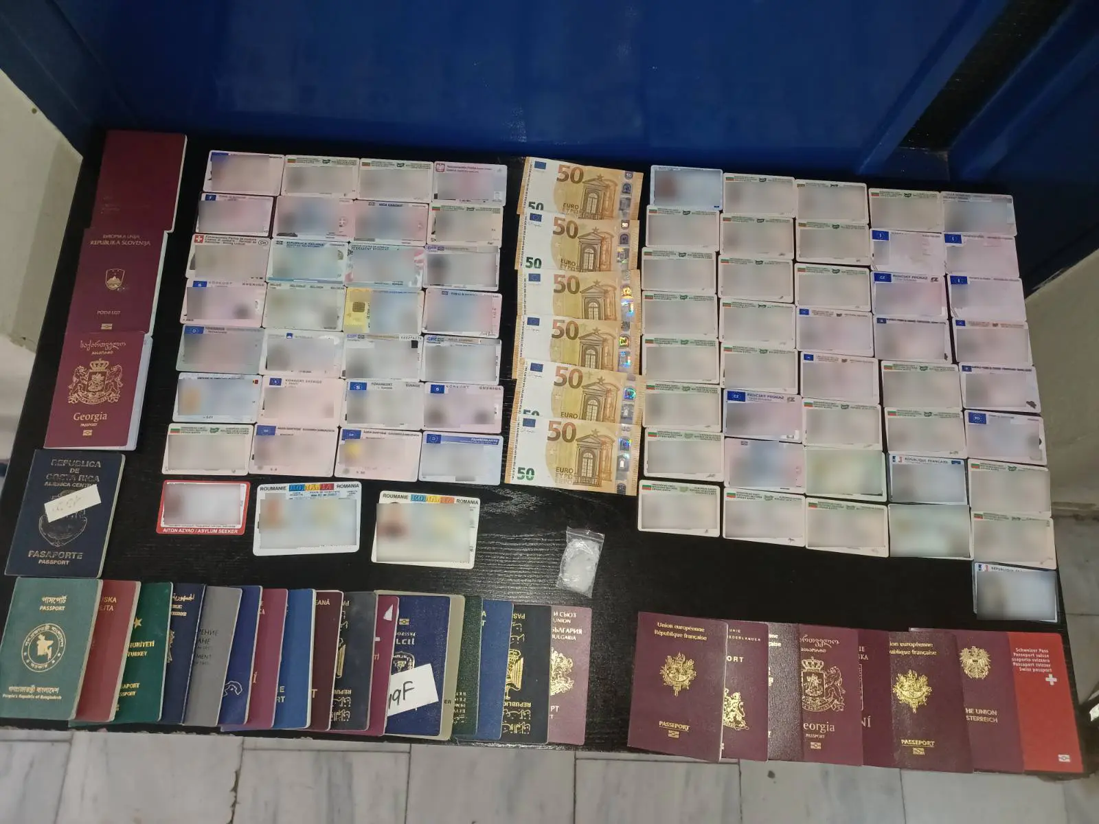 Συνελήφθη ιδιοκτήτης καταστήματος στον Άγιο Παντελεήμονα: Διακινούσε ναρκωτικά και πλαστά διαβατήρια – Γρονθοκόπησε τους αστυνομικούς