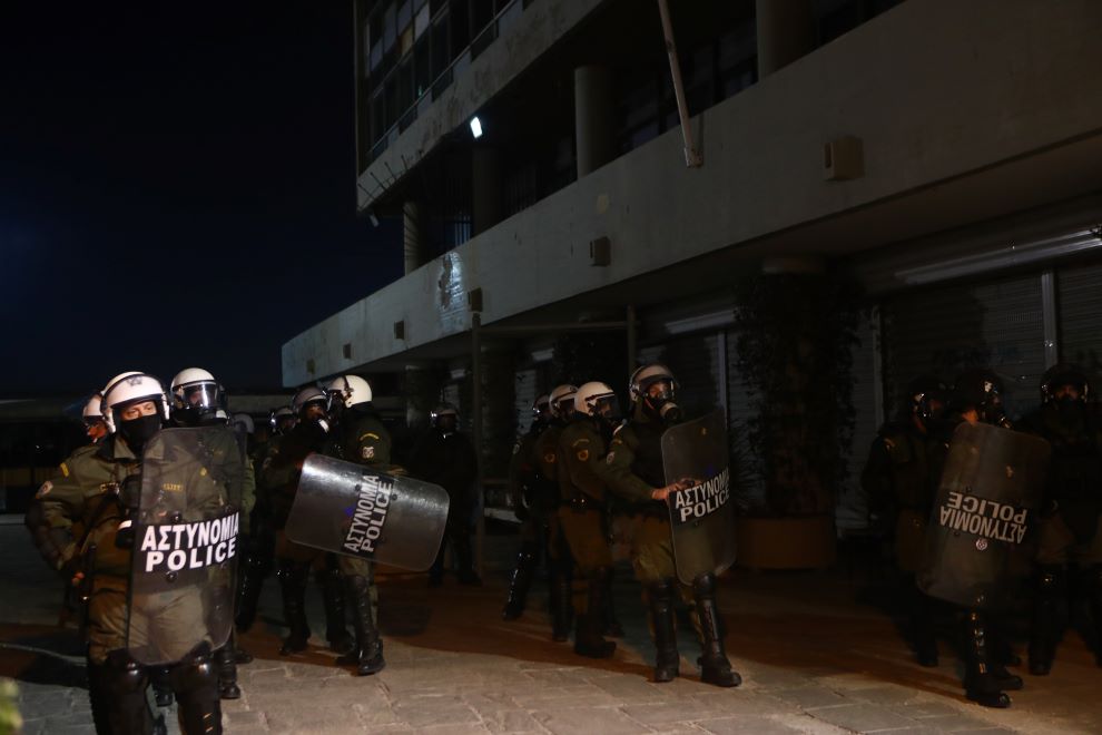 Στον εισαγγελέα τρεις από τους πέντε συλληφθέντες για το επεισόδιο με τον πρύτανη του ΑΠΘ – Ελεύθεροι οι υπόλοιποι δύο