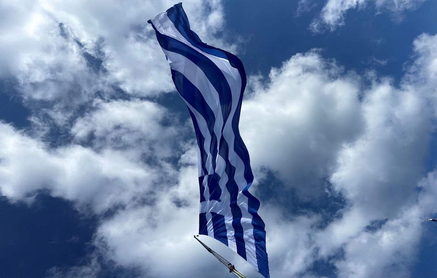 Στον ουρανό του Ηρακλείου κυματίζει μία τεράστια ελληνική σημαία – Το μέγεθός της φτάνει το 1,5 στρέμμα