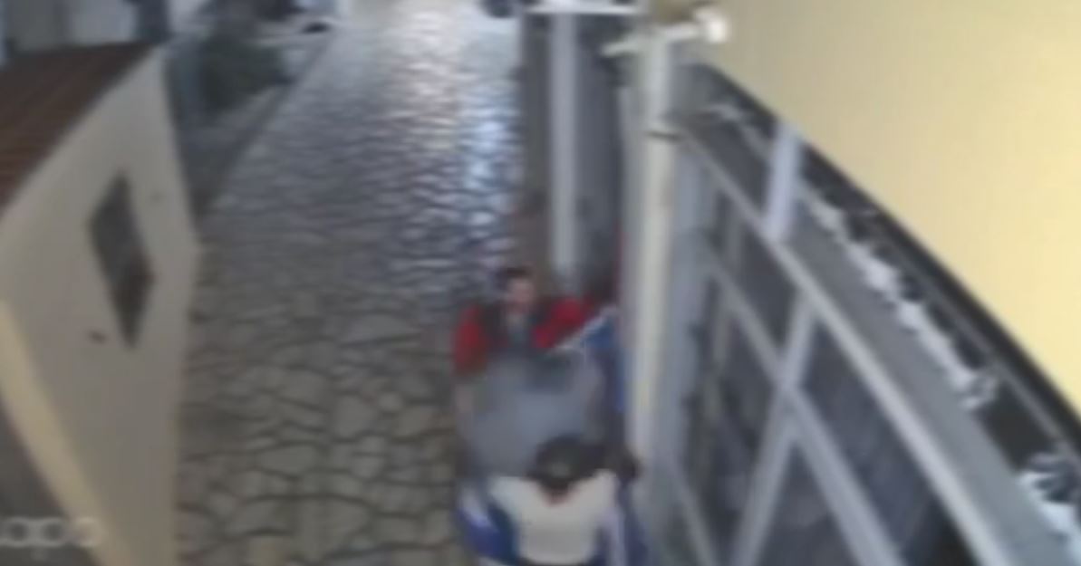 Κατέβασαν ελληνικές σημαίες από καταστήματα στο Λεωνίδιο – Τρεις συλλήψεις
