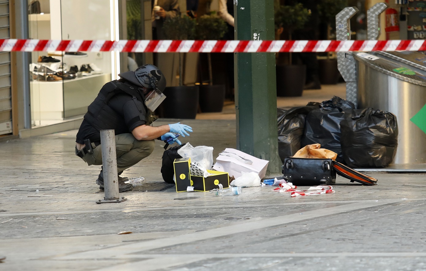 Λήξη συναγερμού για την ύποπτη βαλίτσα στο Σύνταγμα – Είχε μέσα σκουπίδια