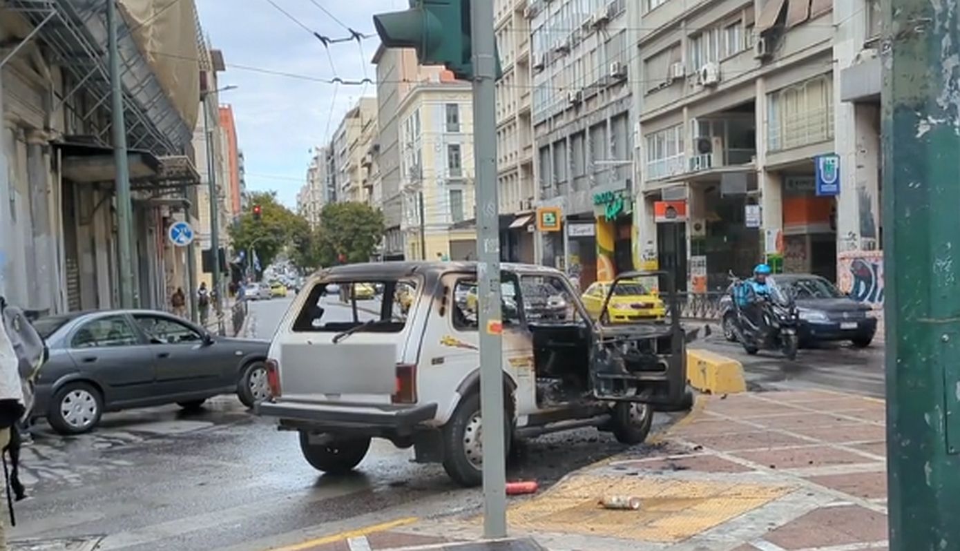 Τζιπ τυλίχθηκε στις φλόγες στο κέντρο της Αθήνας – Δείτε βίντεο