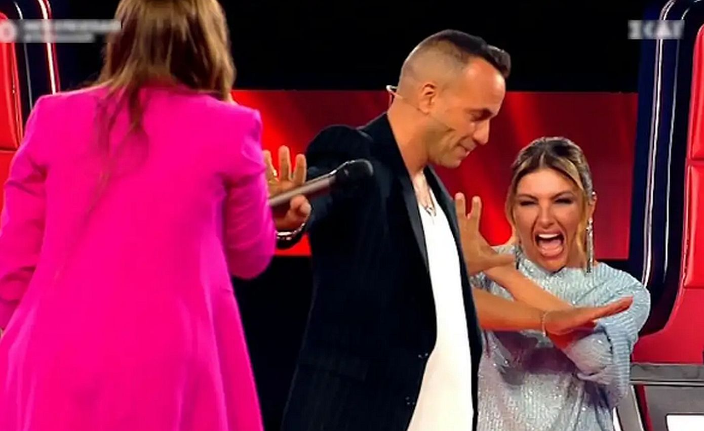 The Voice – Μουζουράκης και Παπαρίζουν πήραν τα μικρόφωνα για να διεκδικήσουν την Ιωάννα: «Παίζεις βρώμικα»