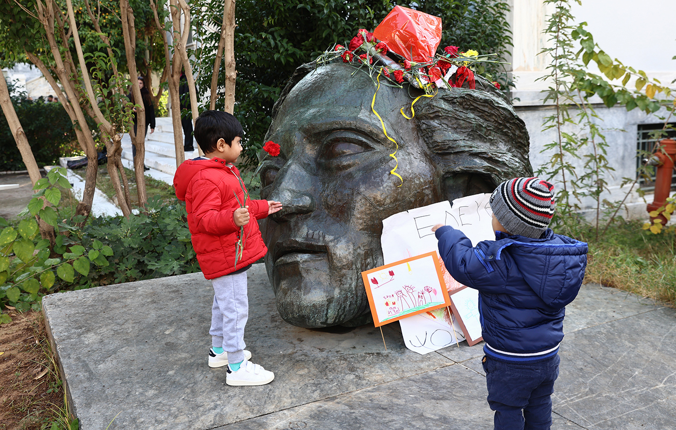 Άνοιξαν οι πύλες του Πολυτεχνείου – Ξεκίνησαν οι τριήμερες εκδηλώσεις για τον εορτασμό της 51ης επετείου